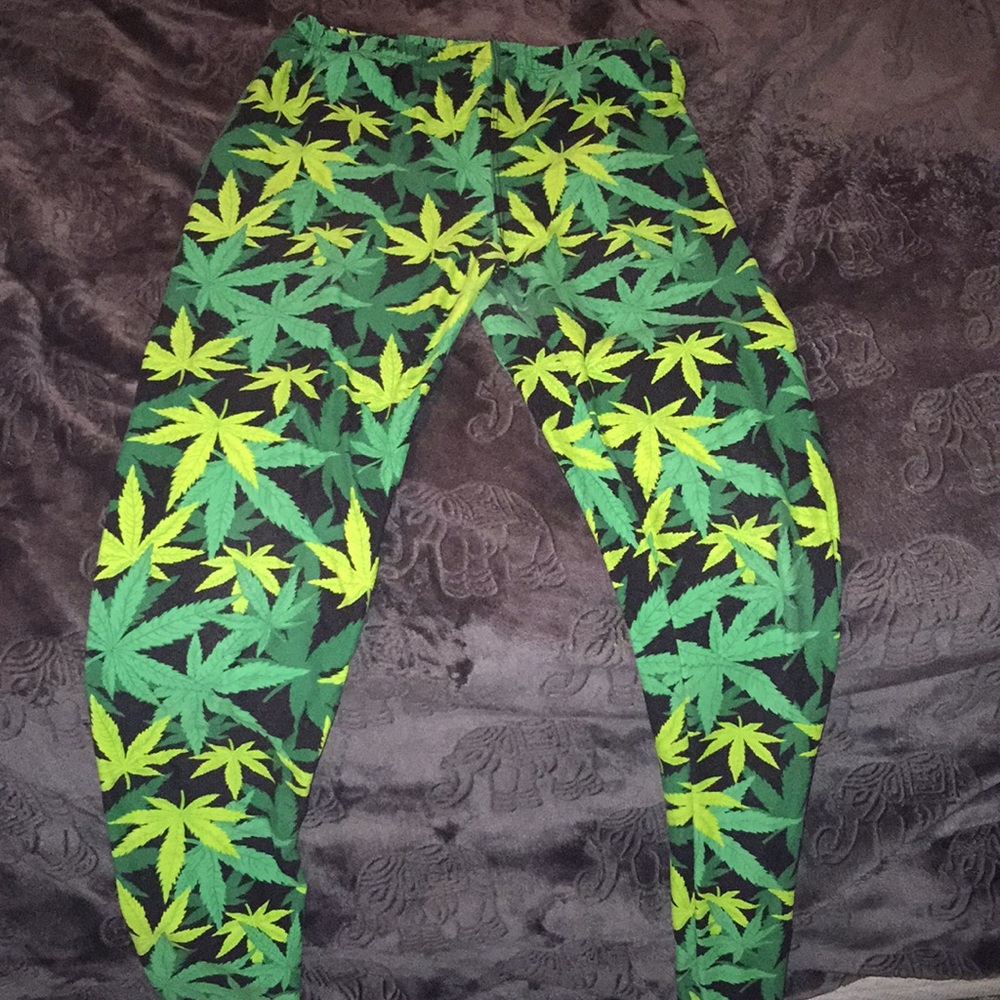 MARIJUANA LEAF LEGGINGS ONE SIZE FITS ALL